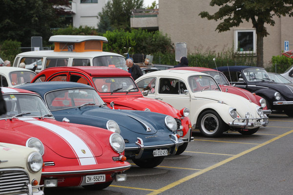 Wie hat sich denn diese Ente unter die VW- und Porsche-Produkte geschmuggelt? - Albisgütli Classics - Cars & Bikes August 2021