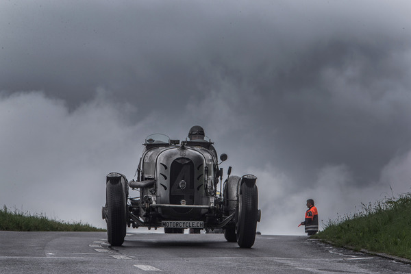 Wie in Theodor Storm's Novelle "Der Schimmelreiter" wirkt der schwere Stutz DV32 vor der gigantischen Wolkenkulisse.