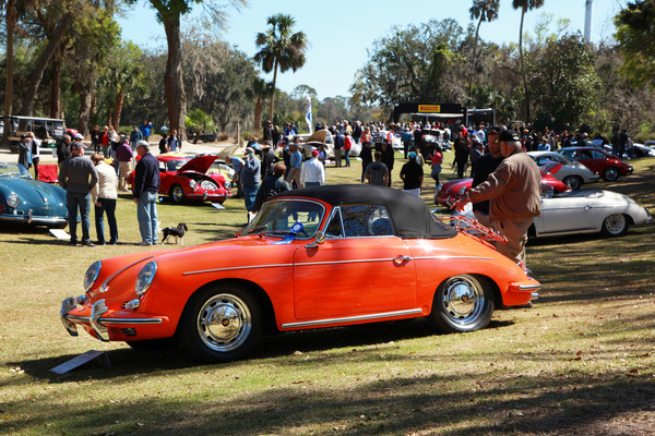 Wieder nicht original, aber höchst originell – Porsche 356 SC Cabriolet von 1964 in knalligem Orange.