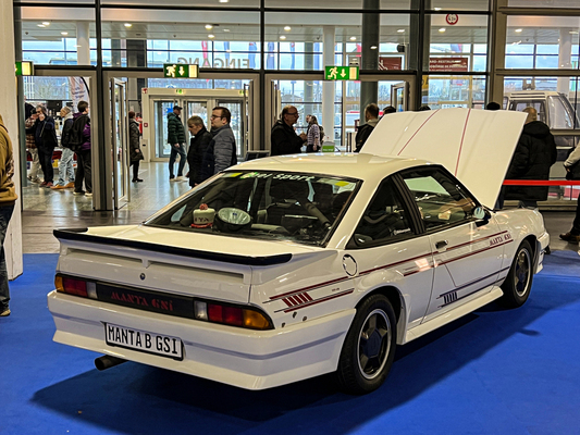 Wiederauferstanden: Nach 28 Jahren Scheunenschlaf fand Paul-Moritz Klöss im Herbst 2023 den völlig original belassenen Erstlack-Manta, kaufte ihn, küsste ihn wach – und geriet schliesslich zum vielgefragten Aussteller auf dem Nachwuchs-Stand.