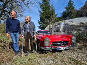 Wiedersehen im Frühjahr 2023: Ralph Grieser (links), Inhaber der Firma Depot3, besucht mit dem frisch zugelassenen 300 SL Roadster dessen Vorbesitzer Heinrich Zollinger Wiedersehen im Frühjahr 2023: Ralph Grieser (links), Inhaber der Firma Depot3, besucht mit dem frisch zugelassenen 300 SL Roadster dessen Vorbesitzer Heinrich Zollinger