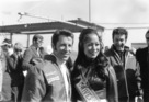 Wieso wohl der Mann ganz rechts so lachen muss? Gesamtdritter Mario Andretti mit Miss Universe in Daytona 1970
