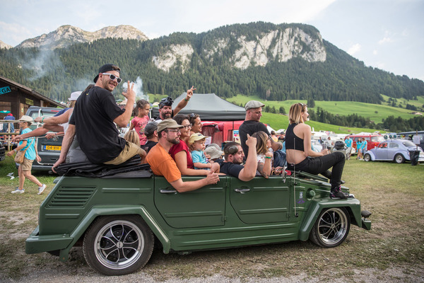 Wieviele Leute passen auf einen VW Kübelwagen? - Treffen der luftgekühlten Volkswagen in Château-d'Oex 2017