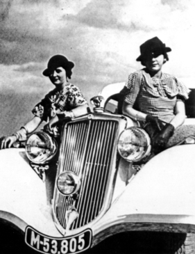Wikov Typ 40 (1935) - Modefoto mit zwei hübschen Damen.