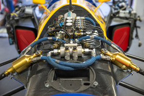 Williams FW 15C (1993) - Blick auf die Technik der aktiven Aufhängung vorne auf dem Monocoque Williams FW 15C (1993) - Blick auf die Technik der aktiven Aufhängung vorne auf dem Monocoque