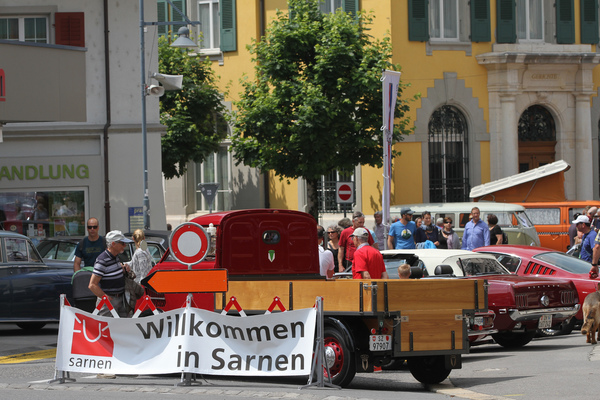 Willkommen in Sarnen - die Teilnehmer werden per Plakat begrüsst - Oldtimer in Obwalden (O-iO) 2018