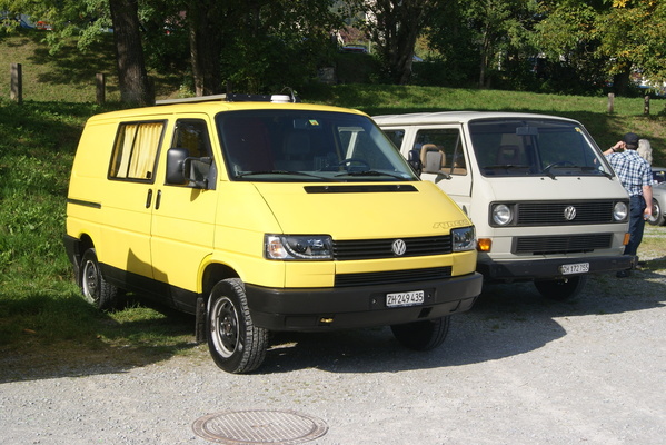 Willkommen in der Oldtimerszene von heute: VW T4 mit nachgerüsteten LED-Scheinwerfern – Albisgütli Classic Cars & Bikes Oktober 2023