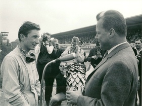 Willy Brandt übergibt Jo Siffert den Siegerkranz am GP der Nationen auf der Avus 1962