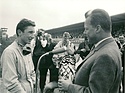 Willy Brandt übergibt Jo Siffert den Siegerkranz am GP der Nationen auf der Avus 1962