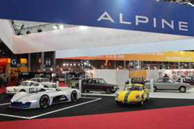 Bild Willys Interlagos (1964) - auf dem Stand von Alpine, daneben der aktuelle Prototyp und ein A106 im Hintergrund - Rétromobile 2015