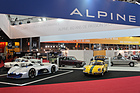 Willys Interlagos (1964) - auf dem Stand von Alpine, daneben der aktuelle Prototyp und ein A106 im Hintergrund - Rétromobile 2015