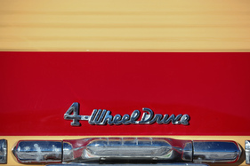 Willys Jeep Station Wagon (1951) - Hinweis auf den zuschaltbaren Allradantrieb