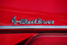 Willys Jeep Station Wagon (1951) - Schriftzug für die Kennzeichnung des Allradantriebs