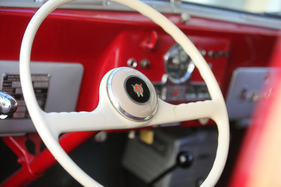 Willys Jeep Station Wagon (1951) - Willys-Zeichen auch auf dem Lenkradzentrum