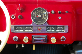 Willys Jeep Station Wagon (1951) - alles Notwendige vorhanden - Instrumente in der Mitte des Armaturenbretts