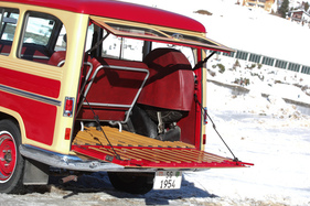 Willys Jeep Station Wagon (1951) - das Reserverad hängt rechts an der Wand