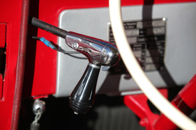 Willys Jeep Station Wagon (1951) - der Handgriff zur Ausrichtung des Suchscheinwerfers