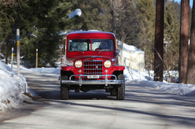 Willys Jeep Station Wagon (1951) - fährt sich auch auf trockener Strasse ganz kommod