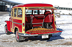 Willys Jeep Station Wagon (1951) - hinten öffnen zwei Klappen, um Zugang zum grossen Kofferraum zu geben