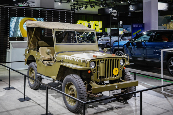 Bild Willys MB (1948) - wirbt für den neuen Jeep Compass - 38. Auto Zürich 2025