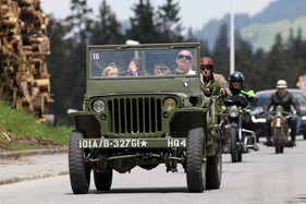 Willys RB (1943) - am Start mit der Dorfgruppe bei der Lenzerheide Motor Classics 2013