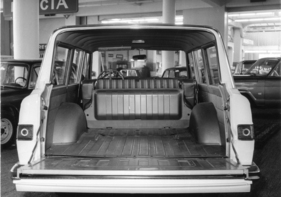 Willys Wagoneer (1963) - gross ausgefallene Ladefläche dank insgesamt ausladenden Dimensionen, die Heckscheibe kann von aussen gesenkt werden