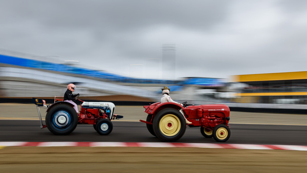 Image: Slipstreaming in a tractor - Porsche Rennsport Reunion 2023