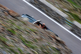 Wisch… und weg: Der Triumph-Roadster ist auch im Anschnitt leicht identifizierbar. Konkret ist es ein 1968er TR5 PI.