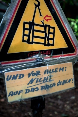 Witzige Hinweisschilder - Autoskulpturenpark Neandertal