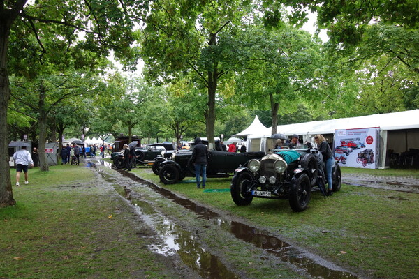 Wo eins Fahrspuren waren, finden sich wenig später Bäche – Classic Days Düsseldorf 2023