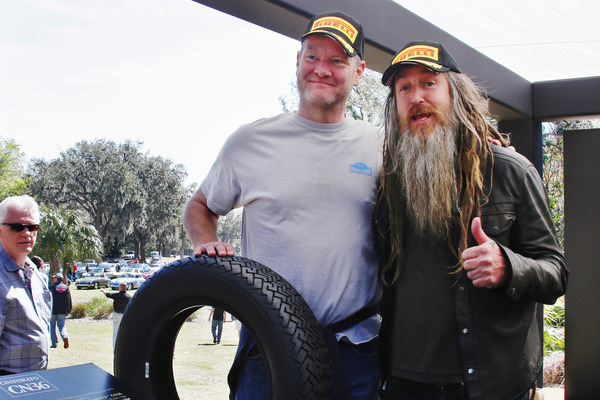 Bild Wo es um alte Porsche abseits werkseitiger Ausführung geht, ist „Urban Outlaw“ Magnus Walker zur Stelle. Hier sehen wir ihn in Gesellschaft des Rennfahrers und Rennsport-Kommentators Tommy Kendall und des neuen Retro-Pirelli CN 36.
