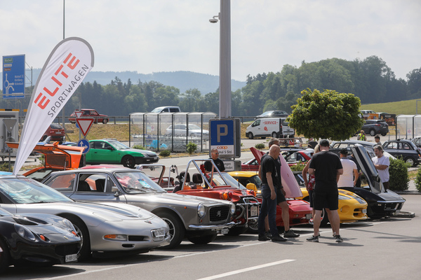 Wo immer eine Motorhaube offen ist, da scharen sich die Leute - Fantastic Plastic in Rickenbach 2023