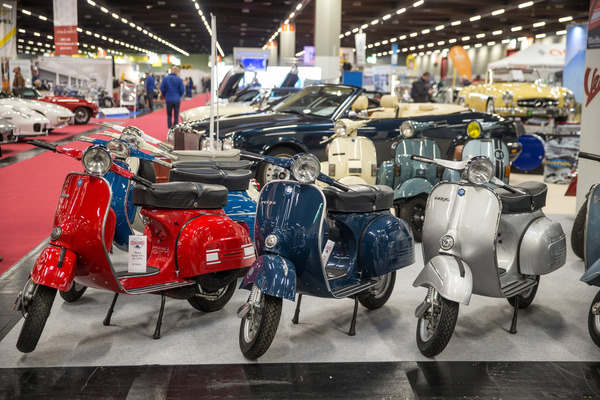 Wo schöne alte Autos zu sehen sind, ist die Vespa nicht weit - Retro Classics Bavaria 2022