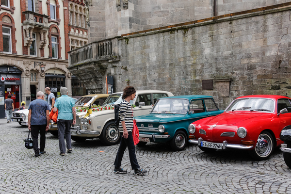 Wo sonst Marktstände zu finden sind, parken ausnahmsweise automobile Klassiker – Tübingen-Classic 2023