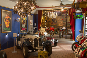 Wo sonst die Autos stehen, fand dann die Publikumsveranstaltung statt Wo sonst die Autos stehen, fand dann die Publikumsveranstaltung statt