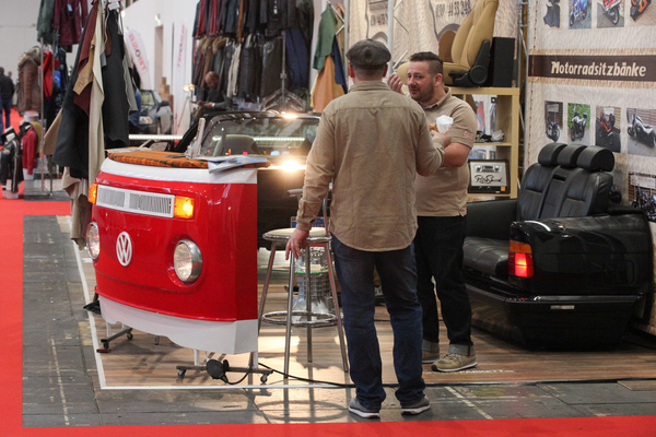 Wo wohl der Rest des VW-Busses und des BMWs geblieben sind? - Motorworld Classics Berlin 2019