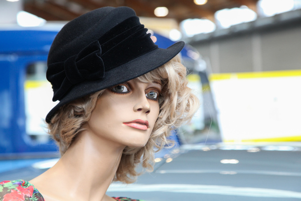 Wohin blickt die Schöne denn? - Motorworld Classics Bodensee 2022