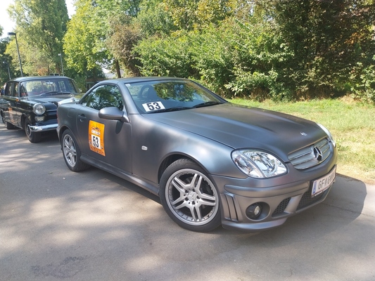 Wohl der Jüngste: ein leicht modifizierter Mercedes-Benz SLK 230 (R170) von 1998 und dahinter ein Mercedes-Benz 190 D (1964) - Vienna Classic Days 2024