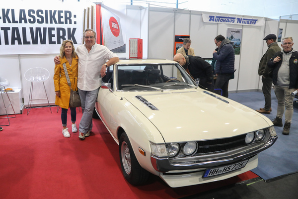 Bild: Wolfang Blaube mit Frau Tanja auf seinem Stand, an dem er den Japan-Monumental-Wälzer vorzeigte - Bremen Classic Motorshow 2023