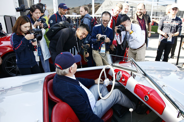 Bild Wolfgang Porsche im Porsche Nummer 1 - viel Interesse von den Besuchern - Porsche Rennsport Reunion 2018