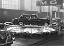 Wolseley 6/90 (1955) - rruht auf einer platten Weltkugel - Genfer Automobilsalon 1955