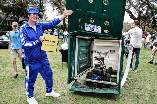 "Worst of Show" und damit stolzer Sieger des Concours d’Lemons 2023 auf Amelia Island: Wayne Francis aus dem nahen Jacksonville mit seiner sparsam motorisierten Baustellentoilette.