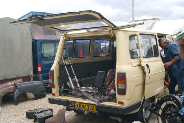 Wozu sich die Mühe des Standaufbaus machen, wenn man seine Ware auch einfach aus dem Kofferraum verkaufen kann? – Veterama Mannheim 2022