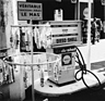 Bild: Würste (Saucisson d’Arles “Le Mas”) an einer Tankstelle in Frankreich im Jahr 1968