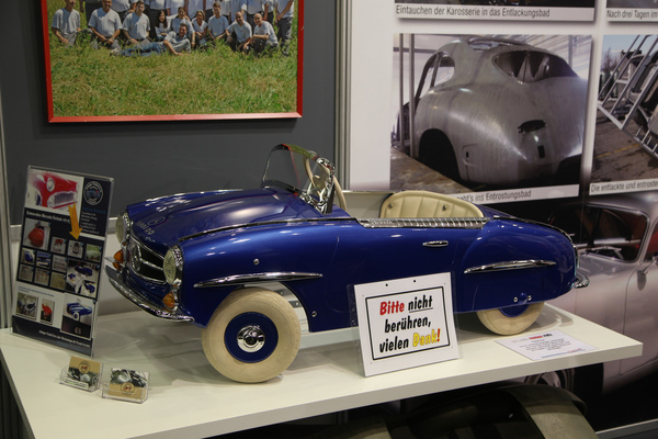 Wunderbar restaurierter 190 SL, aber im Kinderformat - Oldtimer- und Teilemarkt Fribourg 2019