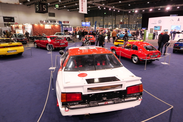 Wunderbare Exponate, aber leider wegen der Kordeln wenig fotogen – Bremen Classic Motorshow 2025