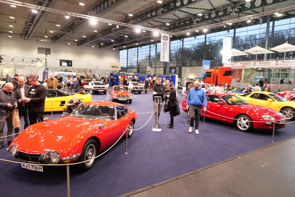 Wunderbare Exponate, aber leider wegen der Kordeln wenig fotogen – Bremen Classic Motorshow 2025