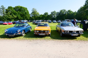 Wunderbarer Dreiklang: früher Porsche 911 (mit Stahlfelgen und Radkappen!) neben einem Alfa Romeo GT 1750 Veloce und einem BMW 3.0 CSi – Bockhorner Oldtimermarkt 2025