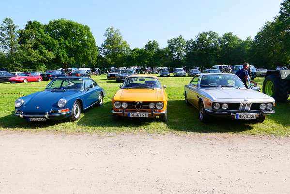 Bild Wunderbarer Dreiklang: früher Porsche 911 (mit Stahlfelgen und Radkappen!) neben einem Alfa Romeo GT 1750 Veloce und einem BMW 3.0 CSi – Bockhorner Oldtimermarkt 2025