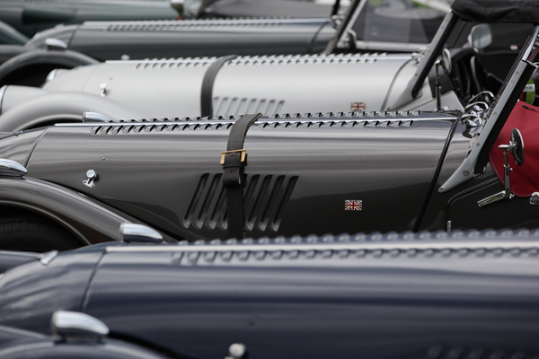 Bild Wunderschöne Kühlerhauben bei Morgan - British Car Meeting Mollis 2017